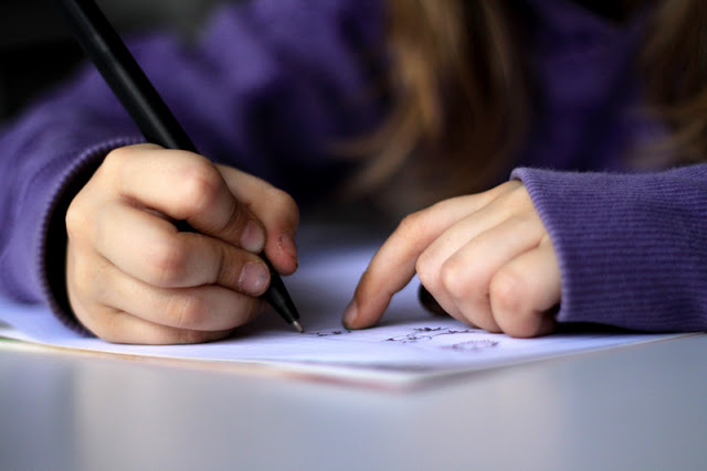 Escrever à mão é importante para o cérebro, dizem estudos