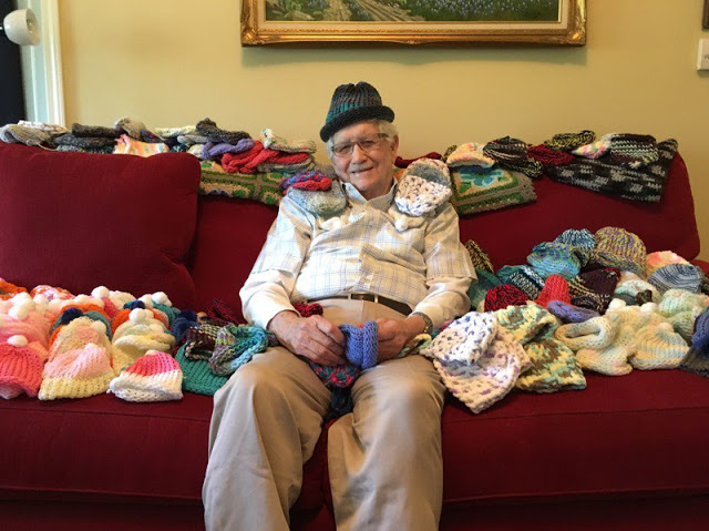 Senhor de 86 anos passa o dia tricotando para recém-nascidos