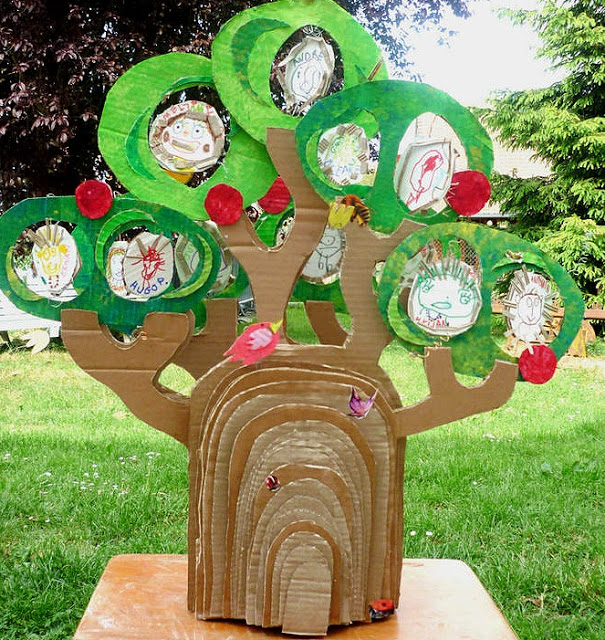 Meio Ambiente – Árvore com reciclagem de papelão