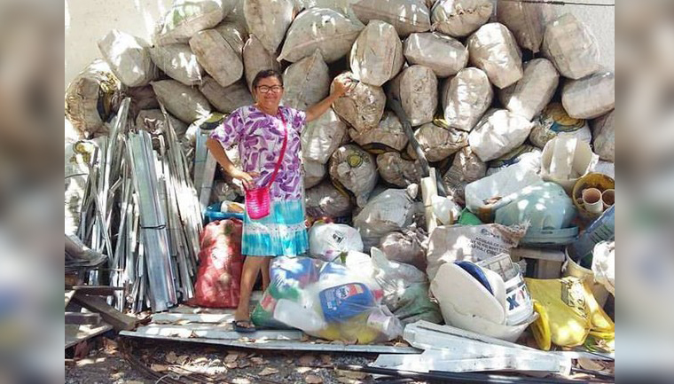 Mãe realiza sonho de intercâmbio do filho vendendo 300 kg de latinhas