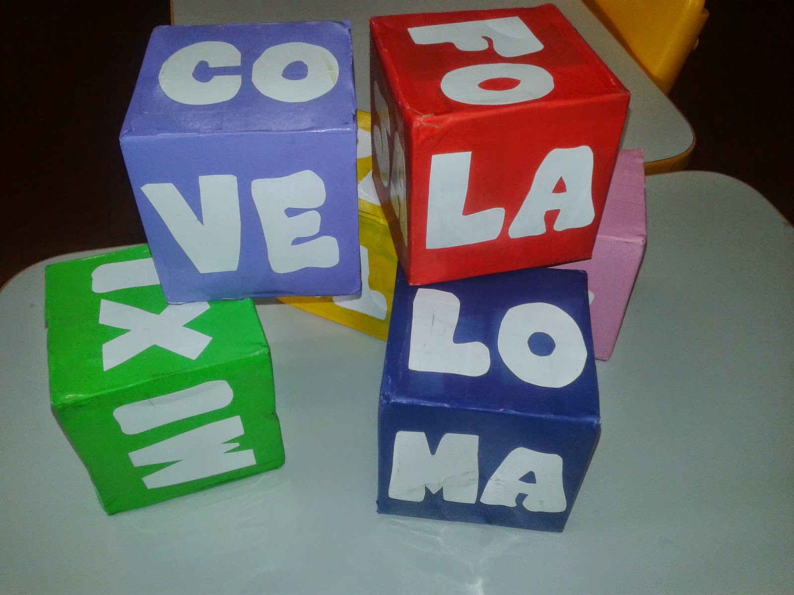 Jogo Pedagógico Cubo Silábico feito com caixas de suco: Reciclagem