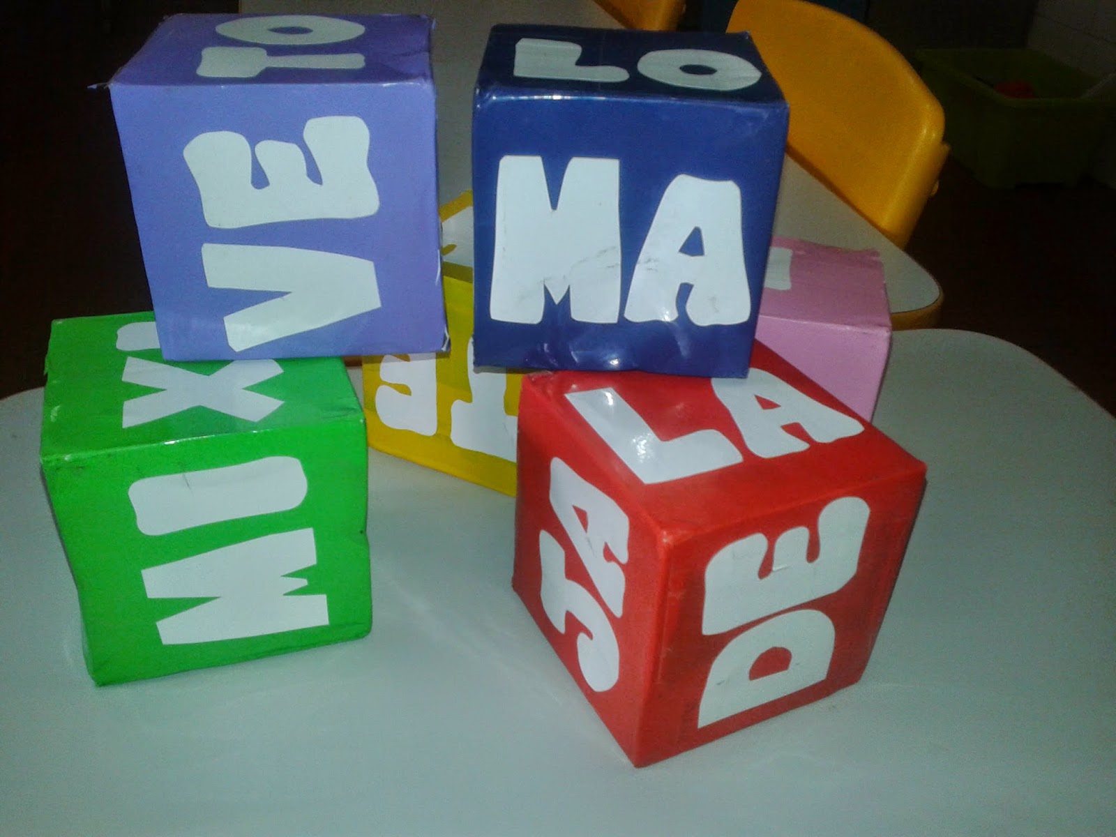 Jogo Pedagógico Cubo Silábico feito com caixas de suco: Reciclagem
