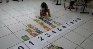 Trabalhando os numerais e contagens com o auxílio dos livrinhos infantis.