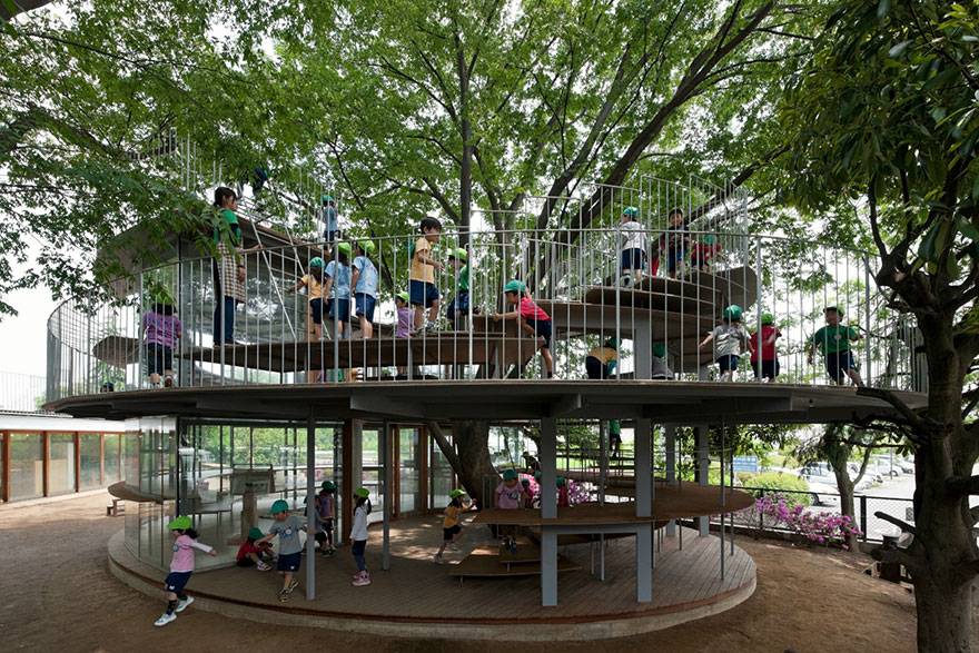 Escola infantil é construída em torno de uma árvore centenária