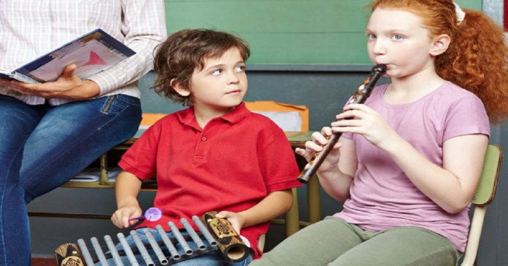 Benefícios educacionais das aulas de música
