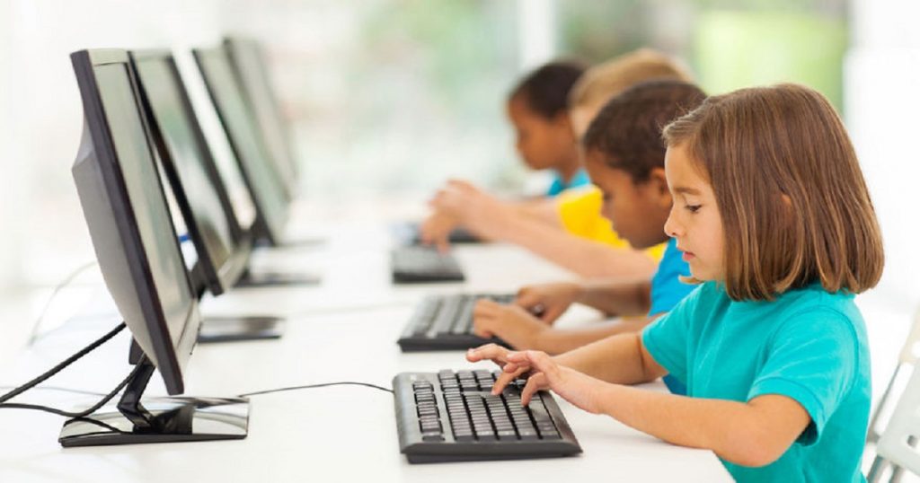 Política de Educação Conectada levará internet de alta velocidade a escolas públicas até 2024