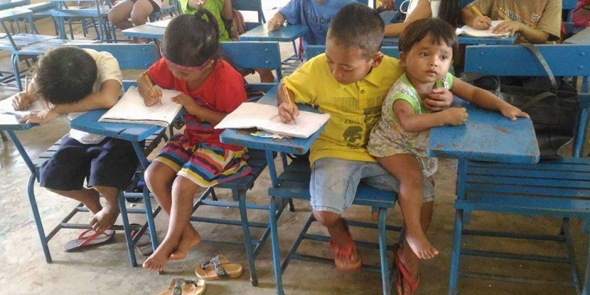 Menino de 7 anos leva seu irmão menor à escola para não perder aula