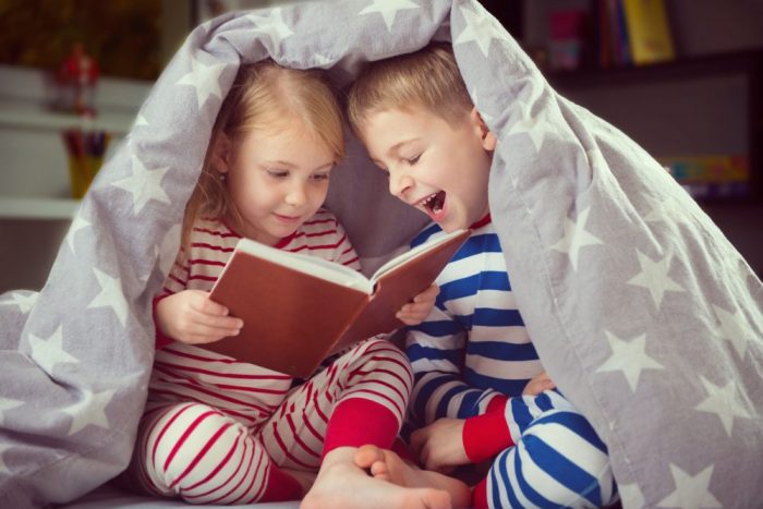 Benefícios de ler histórias para as crianças antes de dormir