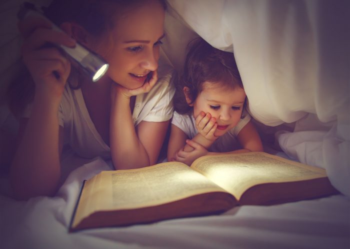 Benefícios de ler histórias para as crianças antes de dormir