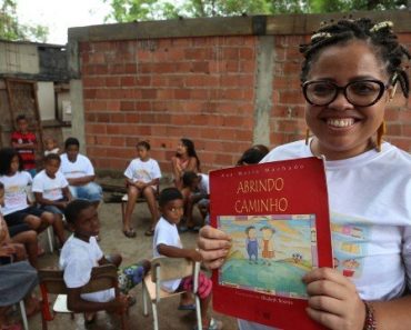 Jovem que se alfabetizou aos 12 anos abriu primeira sala de leitura em favela de Caxias