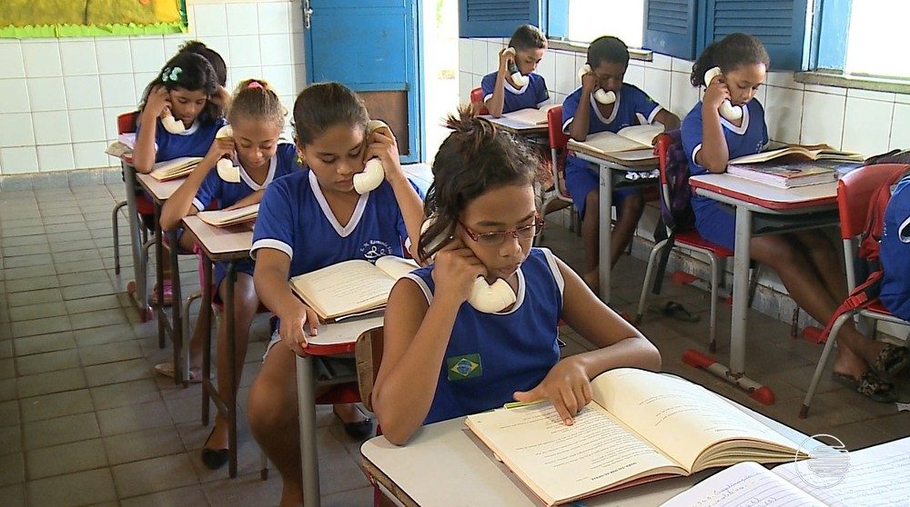 Professora usa telefone feito de cano para ensinar pronúncia e estimular leitura de alunos no Piauí