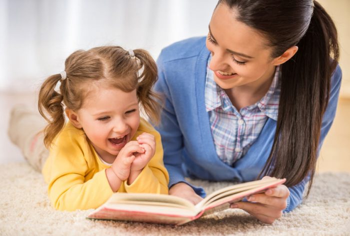 Cinco benefícios dos contos para crianças