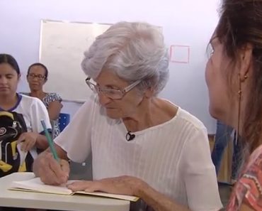 Idosa de 80 anos realiza o sonho de ler e escrever