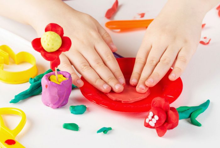 Seis boas razões para as crianças brincarem com massinha