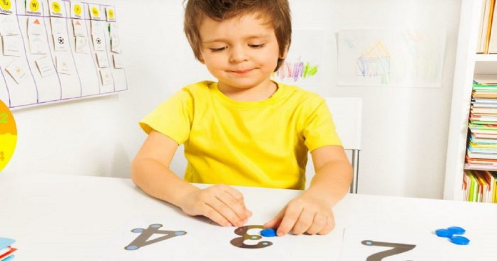 Como educar seu filho para entender uma criança com autismo
