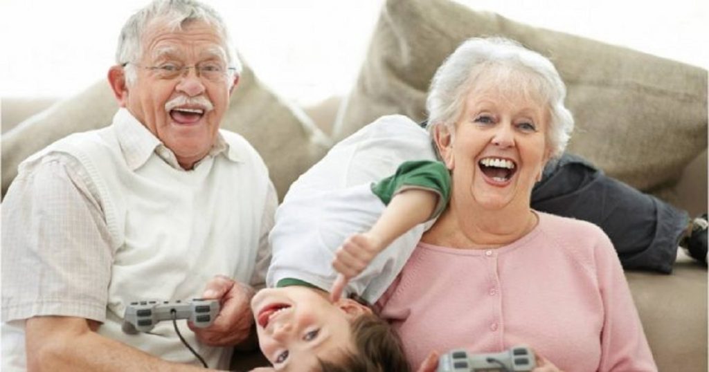 Crianças precisam conviver com os avós para serem felizes