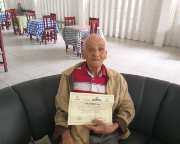 Alfabetizado aos 91 anos, idoso se encanta ao olhar diploma