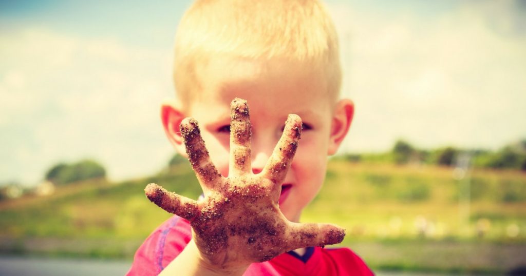 Crianças que brincam com barro e areia ficam mais fortes e saudáveis