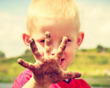 Crianças que brincam com barro e areia ficam mais fortes e saudáveis