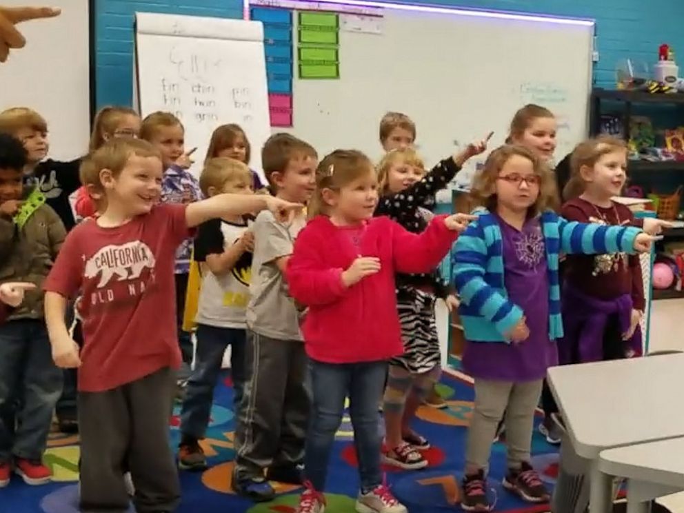 Crianças cantam parabéns em língua de sinais para zelador surdo