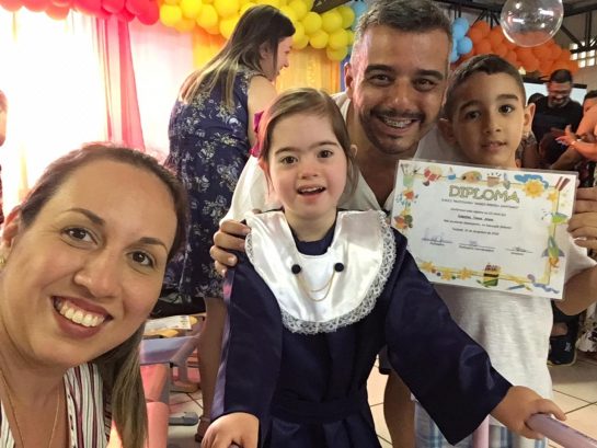 Menina com Down recusada em 4 escolas particulares celebra formatura em escola pública