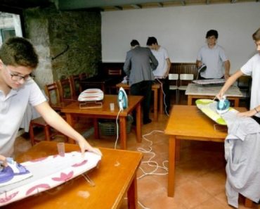 Colégio espanhol ensina meninos a cozinhar, limpar e passar roupa.