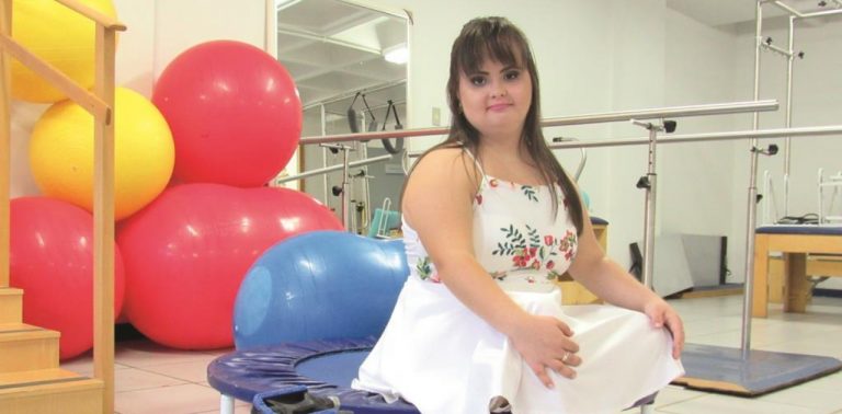 Conheça a primeira brasileira com síndrome de Down a se formar em Fisioterapia