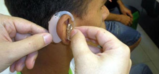 Jovens estão perdendo audição por causa de fones de ouvido.