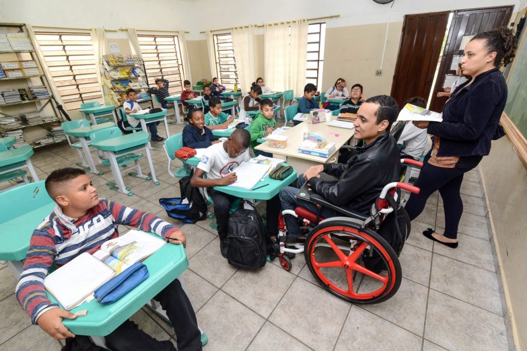 Professor cego e cadeirante inspira alunos com sua história 