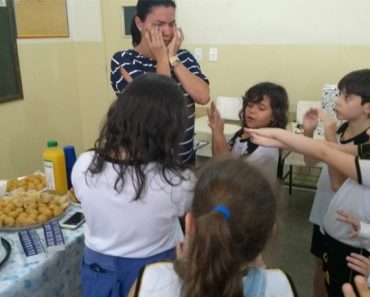 Mães e alunos realizam chá de bebê surpresa para professora