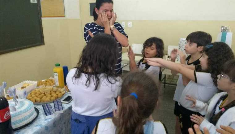 Mães e alunos realizam chá de bebê surpresa para professora