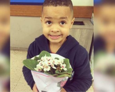 Mãe faz filho levar flores e pedir desculpas à coleguinha após empurra-la
