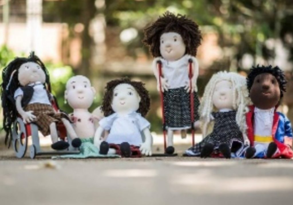 Artesã cria linha de bonecos que promove o respeito às diferenças