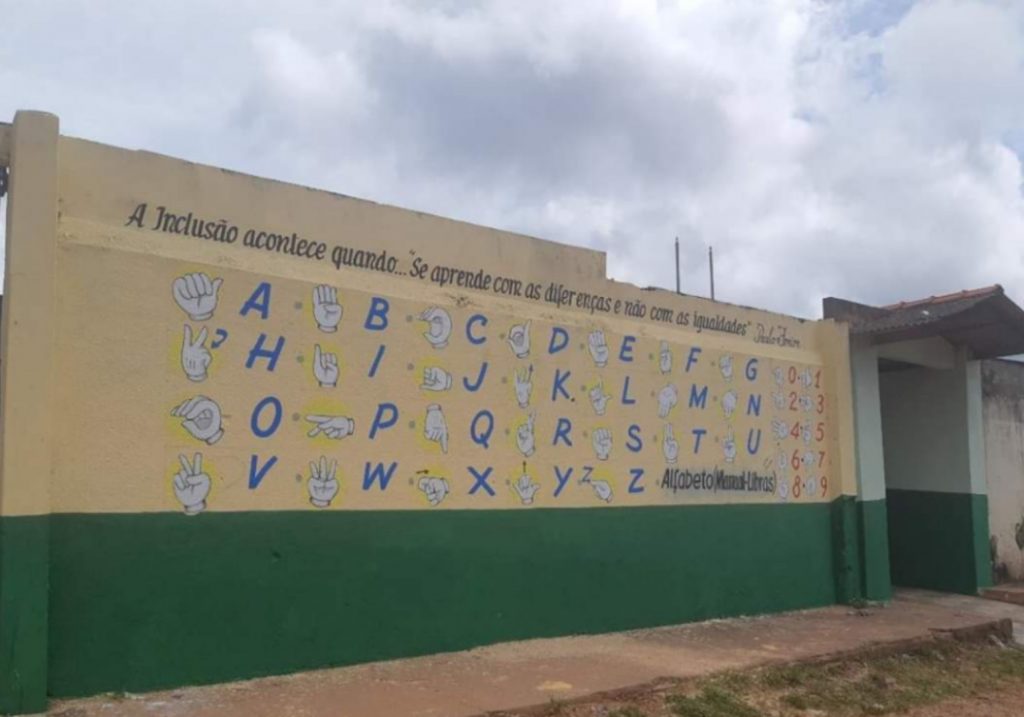 Pintura em muro de escola estadual em Santarém chama atenção para Língua Brasileira de Sinais