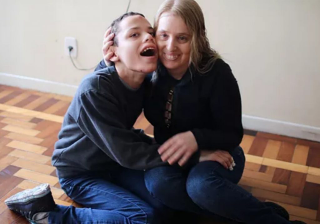 Mãe cega e filho autista dão aula de superação em Santana do Livramento