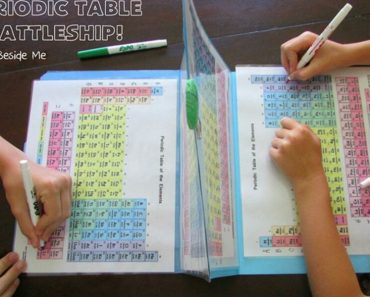 Mãe cria batalha naval com tabela periódica para ensinar química aos filhos