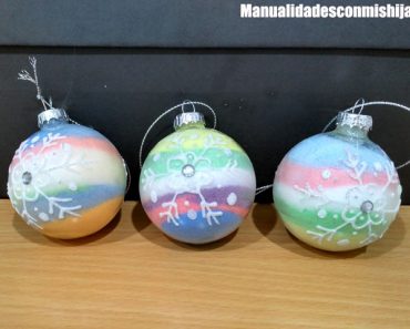 Bolas de Natal transparentes cheias de sal pintado