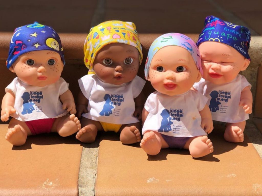 Estas bonecas com o lenço na cabeça estão ajudando as crianças com câncer a sorrir de novo