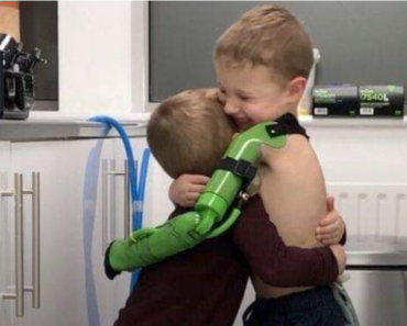 Menino de 5 anos ganha prótese de braço e abraça irmão pela primeira vez
