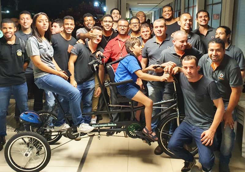 Alunos brasileiros criam bike adaptada para criança com deficiência