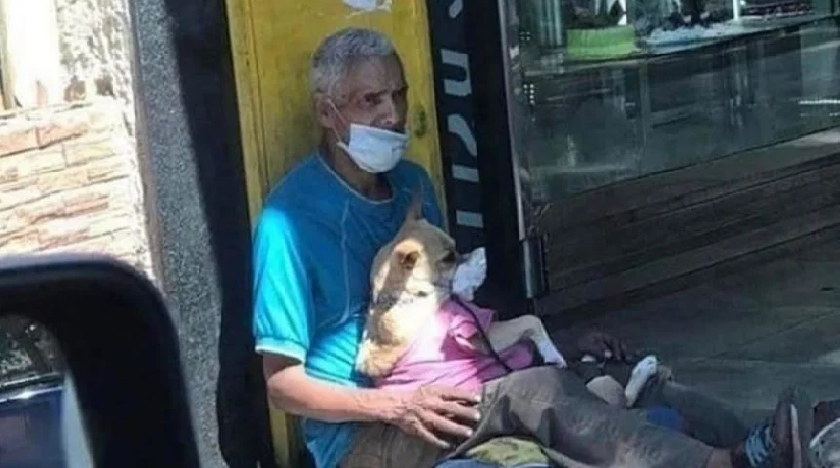 Corona Vírus: no meio da pandemia um morador de rua protegeu sua cachorrinha com máscara