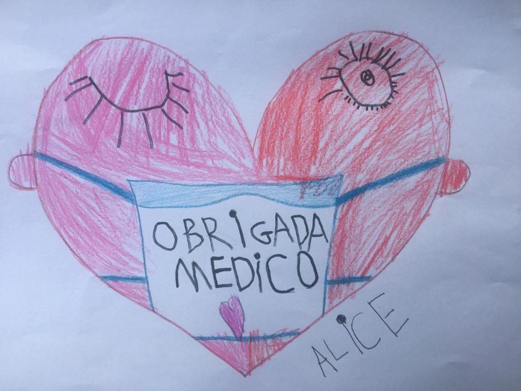 Crianças fazem desenhos com mensagens de apoio a médicos durante a pandemia de Covid-19