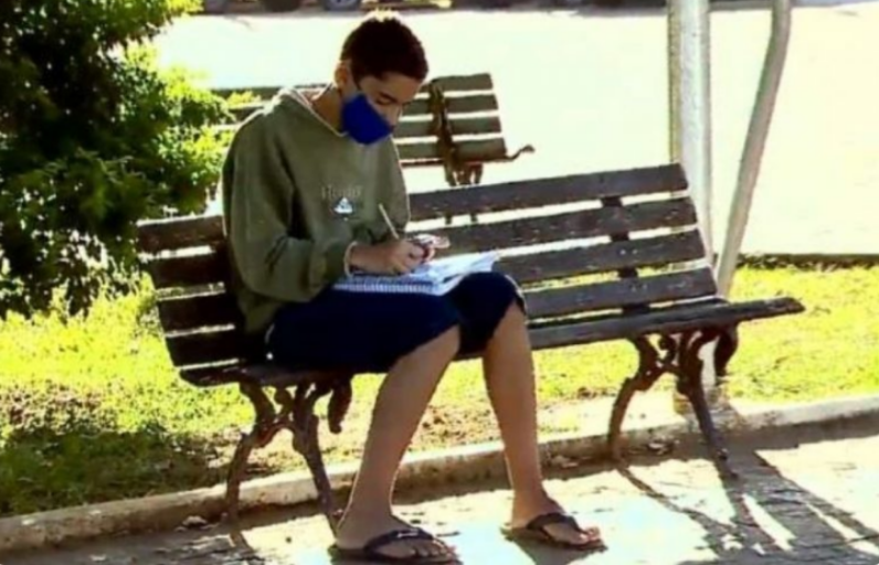 Menino de 13 anos usa WIFI de açougue para poder estudar durante pandemia