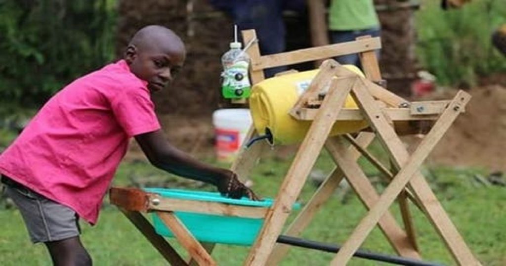 Jovem queniano de 9 anos cria máquina de lavar as mãos e é premiado