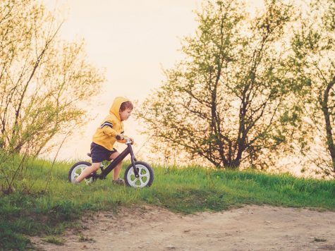 Benefícios das bicicletas sem pedais para crianças