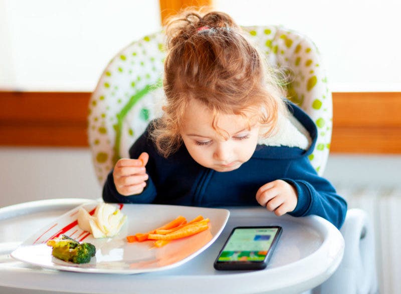 Ensine seus filhos a comer sem o celular ou tablet