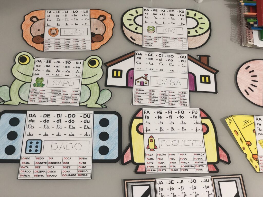 Jogo educativo para prática de caligrafia infantil com letras minúsculas k  para planilha imprimível de kiwi