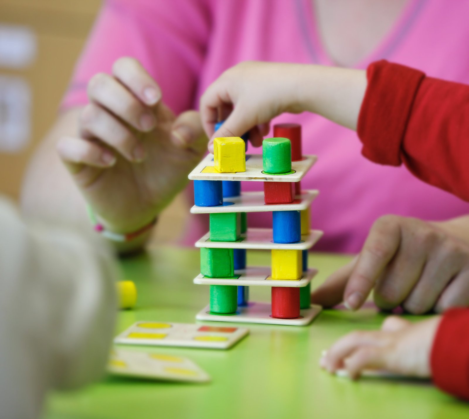 Children playing with homemade educational toys — SÓ ESCOLA