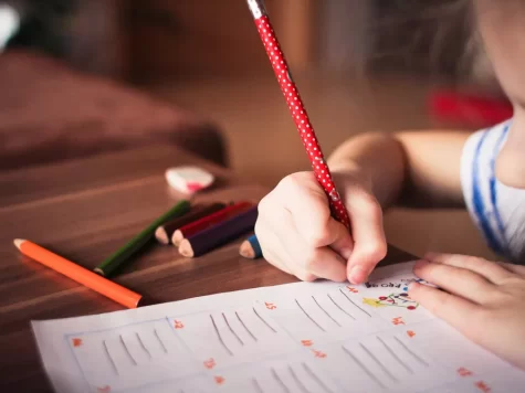 Como tornar uma criança mais estudiosa? Veja 7 cuidados que os pais devem tomar na hora da lição de casa